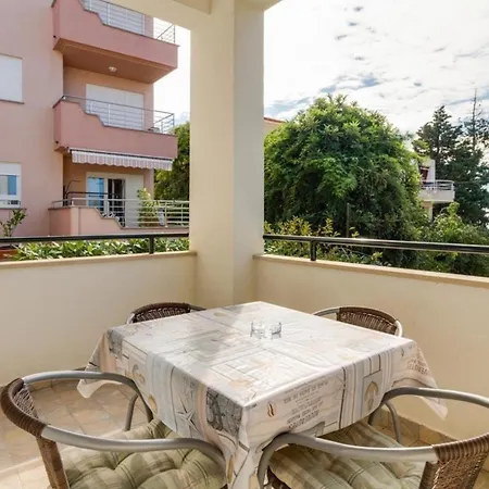 In Stoja Mit Terrasse