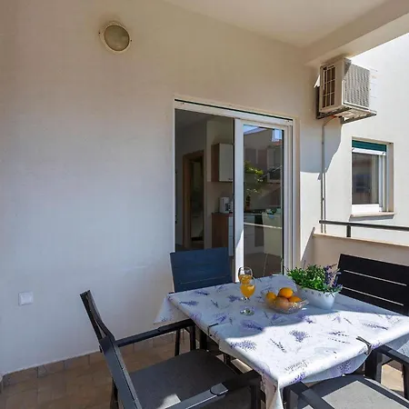 In Stoja Mit Terrasse Πούλα