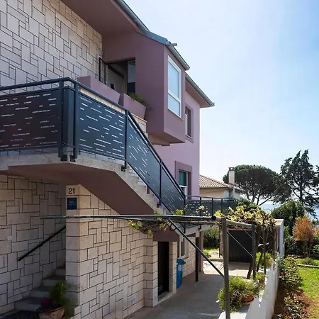 In Stoja Mit Terrasse Πούλα